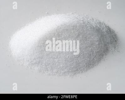 manciata di estratto cristallino di strevia zucchero vegetale sostituto closeup su piastra bianca Foto Stock