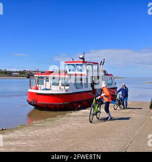 Due ciclisti sbarcano dal traghetto per l'estuario del Wyre a Knott Fine Foto Stock