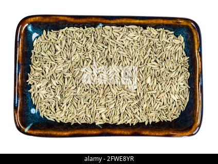 vista dall'alto dei semi di anice nel recipiente in ceramica sfondo bianco Foto Stock