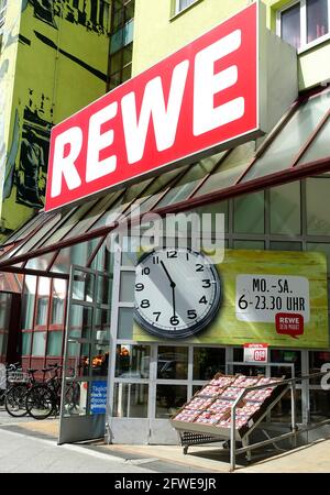 Rewe Supermarket a Charlottenburg, Berlino Foto Stock