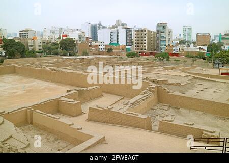 Huaca Pucllana, le rovine del pre-Inca Ceremonial e sito amministrativo tra la città moderna di Lima, Perù Foto Stock
