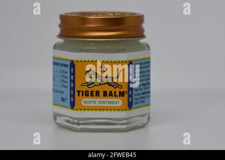 Tiger Balm unguento bianco 30g su uno sfondo bianco pulito Foto Stock