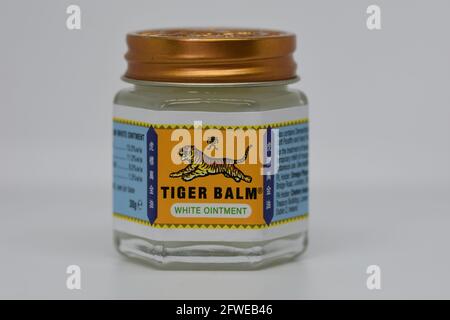 Tiger Balm unguento bianco 30g su uno sfondo bianco pulito Foto Stock