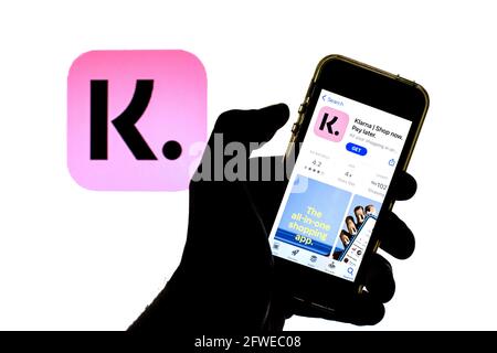 Barcellona, Catalogna, Spagna. 21 Maggio 2021. In questa illustrazione fotografica, un'app di Klarna Bank AB nell'App Store visualizzata su uno smartphone con il logo di Klarna Bank AB sullo sfondo. Credit: Thiago Prudencio/DAX/ZUMA Wire/Alamy Live News Foto Stock