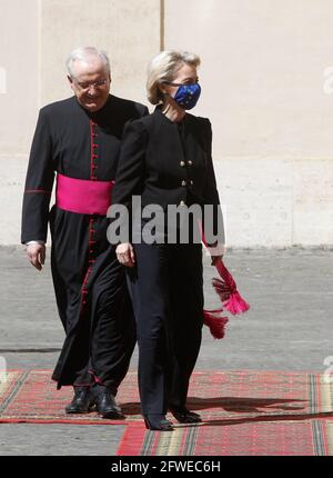 Città del Vaticano, 22 maggio 2021. Il presidente della Commissione europea Ursula von der Leyen, a destra, affiancato dal monsignor Leonardo Sapienza, arriva nel cortile di San Damaso per il suo incontro con Papa Francesco. Credit: Riccardo De Luca - Update Images/Alamy Live News Foto Stock