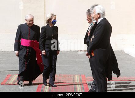 Città del Vaticano, 22 maggio 2021. Il presidente della Commissione europea Ursula von der Leyen, in secondo luogo, affiancato da Monsignor Leonardo Sapienza, saluta i signori papali quando arriva nel cortile di San Damaso per il suo incontro con Papa Francesco. Credit: Riccardo De Luca - Update Images/Alamy Live News Foto Stock