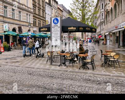 Außengastro nur schwach besucht. Fußgängerzone in der Sendlinger Straße. Die 7-Tage-Inzidenz in der bayerischen Landeshauptstadt München sinskt am 22.5.2021 wieder unter 50. Damit könnten Museen, Läden und weitere Einrichtungen ohne Terminvereinbarung wieder öffnen, wenn der Wert stabil bleibt. - ristoranti fuori scarsamente frequentati. Zona pedonale in via Sendlinger. L'incidenza di sette giorni a Monaco, in Germania, è scesa sotto i 50 il 22 maggio 2021. Se il punteggio rimane stabile, musei, negozi e altre strutture potrebbero aprirsi senza appuntamento. (Foto di Alexander Pohl/Sipa USA) Foto Stock