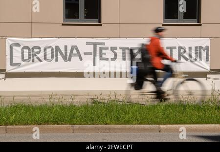 Dresda, Germania. 22 maggio 2021. Un ciclista passa accanto a un banner con la scritta "Corona Test Center" nel quartiere Johannstadt. Credit: Robert Michael/dpa-Zentralbild/dpa/Alamy Live News Foto Stock