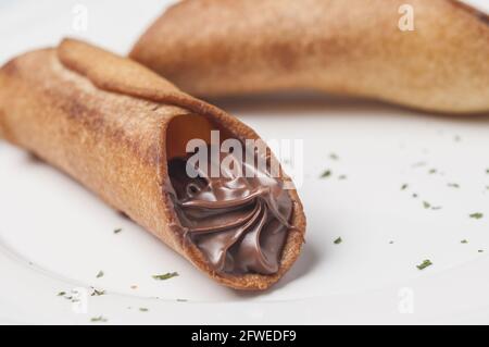 Dessert italiano tradizionale ripieno di crema al cioccolato Foto Stock