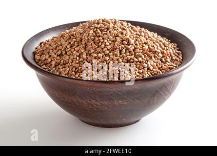 Grano saraceno torrefatto non cotto in ciotola di ceramica isolata su fondo bianco con tracciato di ritaglio Foto Stock