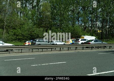 M8, Glasgow, Scozia, Regno Unito, 22 maggio 2021: Incidente stradale sulla M8 direzione nord tra lo svincolo 13 e 14 - servizi di emergenza multipli in presenza, corsia lenta chiusa al traffico, corsie esterne aperte e traffico in movimento. Credit: Barry Nixon/Alamy Live News/Alamy Live News Foto Stock