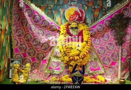 Beawar, Rajasthan, India, 22 maggio 2021: Idol del Dio indù Khatu Shyam Baba, una forma di Signore Krishna in occasione Mohini Ekadashi in un tempio a Beawar. Shyam è un nome e una manifestazione di Barbareek, nipote di Bhim e Hidimba a Mahabharata. Credit: Sumit Saraswat/Alamy Live News Foto Stock