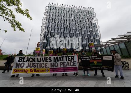 Londra, Regno Unito. 22 maggio 2021. I dimostranti si riuniscono di fronte all'ambasciata degli Stati Uniti a Londra per celebrare il primo anniversario dell'assassinio di George Floyd da parte di un agente di polizia a Minneapolis, che ha scatenato un'ondata globale di manifestazioni e la rinascita del movimento Black Lives Matter. Credit: Wiktor Szymanowicz/Alamy Live News Foto Stock