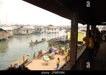 I bambini della scuola Makoko che giocano nei loro locali, Lagos, Nigeria. Foto Stock