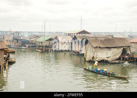 Una donna che percorre il lungomare di makoko, Lagos, Nigeria. Foto Stock