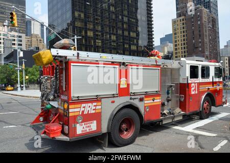 New York, USA - Luglio 22 2013: Camion fuoco con sirene sulla strada per l'emergenza nel centro di New York Foto Stock