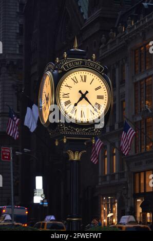 New York, USA - Luglio 23 2013: Orologio Trump Tower alla 5th Avenue a Manhattan con bandiere americane sullo sfondo di notte Foto Stock