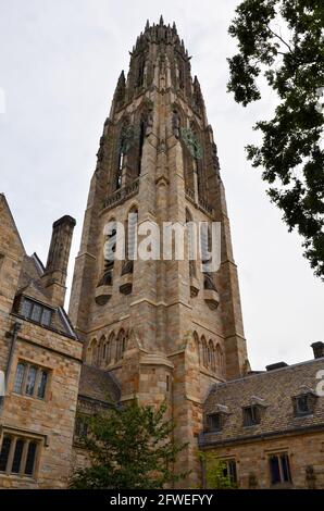 New Haven, USA - Luglio 24 2013: Vecchia torre di pietra dell'Università di Yale a New Haven in tempo nuvoloso Foto Stock