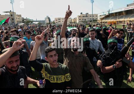 Gaza. 21 Maggio 2021. I palestinesi trasportano i corpi di quei membri delle brigate di Ezz al-DIN al-Qassam (l'ala militare dell'Organizzazione Palestinese di Hamas) che sono stati uccisi nel bombardamento israeliano di un tunnel, durante i loro funerali nella città meridionale della striscia di Gaza di Khan Younis, il 21 maggio 2021. Credit: Yasser Qudih/Xinhua/Alamy Live News Foto Stock