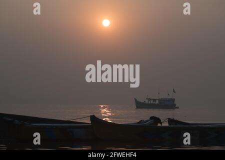 Primo piano di barche in silhouette a Madh Island in India Foto Stock