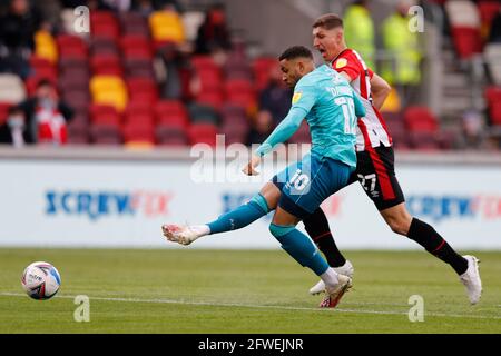 Brentford Community Stadium, Londra, Regno Unito. 22 maggio 2021. Campionato di calcio della Lega inglese Calcio, Playoff, Brentford FC contro Bournemouth; Arnaut Danjuma di Bournemouth spara e segna il suo 1 ° goal al al lati nel 5 ° minuto per renderlo 0-1 Credit: Action Plus Sports/Alamy Live News Foto Stock