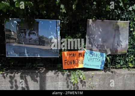 Fratte, Italia. 22 maggio 2021. In località Fratte, presso la Fonderia Pisano, il Comitato Salute e vita ha chiesto una guarnigione per richiedere alle istituzioni la chiusura immediata della Fonderia. Alla luce degli allarmanti dati degli studi scientifici dello studio SPES. Tra i relatori vi erano il dottor Paolo Fierro, vice presidente dell'Associazione Nazionale 'Medicina Democratica' e il dottor Luigi Esposito, epidemiologo. Credit: Pacific Press Media Production Corp./Alamy Live News Foto Stock