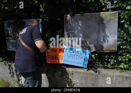 Fratte, Italia. 22 maggio 2021. In località Fratte, presso la Fonderia Pisano, il Comitato Salute e vita ha chiesto una guarnigione per richiedere alle istituzioni la chiusura immediata della Fonderia. Alla luce degli allarmanti dati degli studi scientifici dello studio SPES. Tra i relatori vi erano il dottor Paolo Fierro, vice presidente dell'Associazione Nazionale 'Medicina Democratica' e il dottor Luigi Esposito, epidemiologo. Credit: Pacific Press Media Production Corp./Alamy Live News Foto Stock