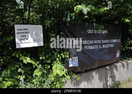 Fratte, Italia. 22 maggio 2021. In località Fratte, presso la Fonderia Pisano, il Comitato Salute e vita ha chiesto una guarnigione per richiedere alle istituzioni la chiusura immediata della Fonderia. Alla luce degli allarmanti dati degli studi scientifici dello studio SPES. Tra i relatori vi erano il dottor Paolo Fierro, vice presidente dell'Associazione Nazionale 'Medicina Democratica' e il dottor Luigi Esposito, epidemiologo. Credit: Pacific Press Media Production Corp./Alamy Live News Foto Stock