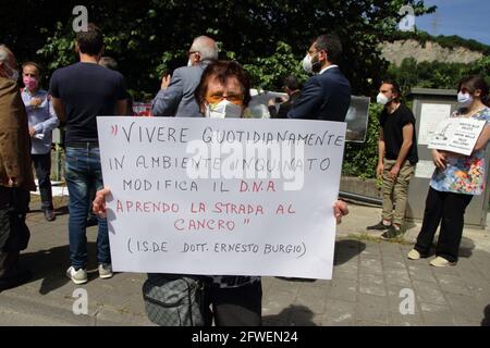 Fratte, Italia. 22 maggio 2021. In località Fratte, presso la Fonderia Pisano, il Comitato Salute e vita ha chiesto una guarnigione per richiedere alle istituzioni la chiusura immediata della Fonderia. Alla luce degli allarmanti dati degli studi scientifici dello studio SPES. Tra i relatori vi erano il dottor Paolo Fierro, vice presidente dell'Associazione Nazionale 'Medicina Democratica' e il dottor Luigi Esposito, epidemiologo. Credit: Pacific Press Media Production Corp./Alamy Live News Foto Stock