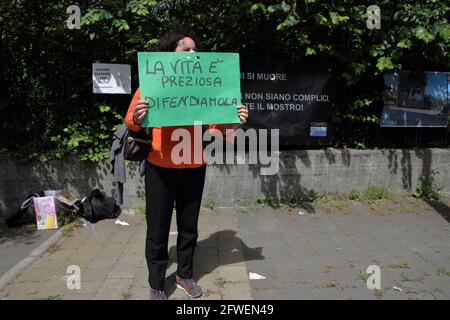 Fratte, Italia. 22 maggio 2021. In località Fratte, presso la Fonderia Pisano, il Comitato Salute e vita ha chiesto una guarnigione per richiedere alle istituzioni la chiusura immediata della Fonderia. Alla luce degli allarmanti dati degli studi scientifici dello studio SPES. Tra i relatori vi erano il dottor Paolo Fierro, vice presidente dell'Associazione Nazionale 'Medicina Democratica' e il dottor Luigi Esposito, epidemiologo. Credit: Pacific Press Media Production Corp./Alamy Live News Foto Stock