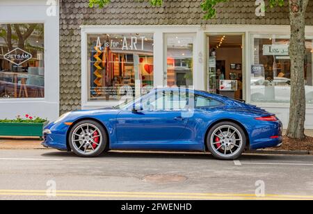 Una Porsche blu brillante parcheggiata di fronte al business su Job's Lane a Southampton, NY Foto Stock