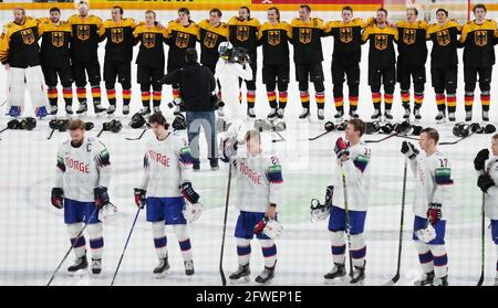 Riga, Lettonia. 22 maggio 2021. Hockey su ghiaccio: Campionato del mondo, turno preliminare, gruppo B, Norvegia - Germania. Entrambe le squadre dopo la partita. Credit: Roman Koksarov/dpa/Alamy Live News Foto Stock