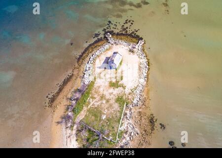 Piccola chiesa isolana in laguna vicino Posedarje vista aerea, Dalmazia regione della Croazia Foto Stock