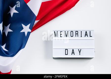 Concetto del Memorial Day degli Stati Uniti. Bandiera americana e testo su sfondo bianco. Celebrazione delle festività nazionali. Foto Stock
