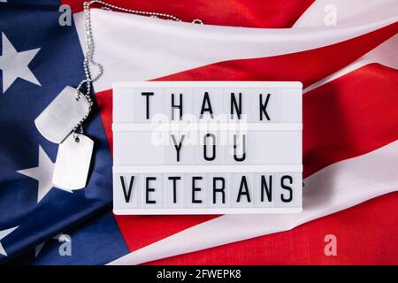 Memorial Day negli Stati Uniti. Grazie ai veterani. Tag cani militari e bandiera americana. Concetto di celebrazione. Foto Stock