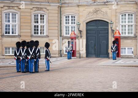 Il cambio delle guardie reali al Palazzo Amalienborg a Copenhagen. Palazzo reale Danese. Foto Stock