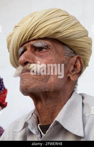 Ritratto di un uomo Rajasthani a Bikaner Foto Stock