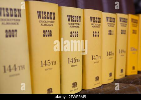 Mostra di Wisden Cricket Almanacks in una casa domestica Foto Stock