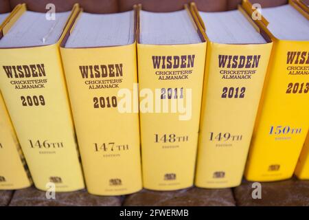 Mostra di Wisden Cricket Almanacks in una casa domestica Foto Stock