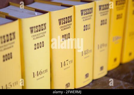 Mostra di Wisden Cricket Almanacks in una casa domestica Foto Stock