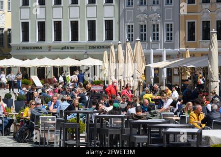 Dresda, Germania. 22 maggio 2021. La gente si siede nelle aree all'aperto dei ristoranti e delle caffetterie a Neumarkt. Credit: Robert Michael/dpa-Zentralbild/dpa - ATTENZIONE: USA solo in formato completo/dpa/Alamy Live News Foto Stock