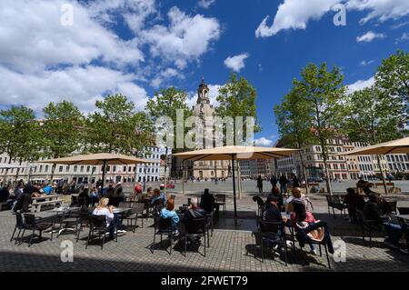 Dresda, Germania. 22 maggio 2021. La gente si siede nei ristoranti all'aperto e nelle caffetterie sul Neumarkt di fronte alla Frauenkirche. Credit: Robert Michael/dpa-Zentralbild/dpa/Alamy Live News Foto Stock