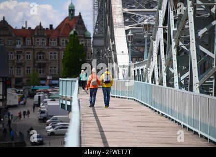 Dresda, Germania. 22 maggio 2021. Due passeggini camminano sotto il sole sul ponte 'Blaues Wunde' sull'Elba a Schillerplatz. Credit: Robert Michael/dpa-Zentralbild/dpa/Alamy Live News Foto Stock