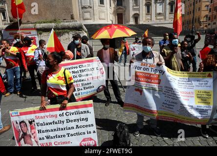 Roma, Italia. 21 Maggio 2021. I manifestanti chiedono al governo italiano di chiedere il cessate il fuoco nella regione delle Tigray in Etiopia, Roma, Italia, 21 maggio 2021. La guerra del Tigray è iniziata nel novembre 2020 tra il governo federale dell'Etiopia e il fronte di liberazione del popolo delle Tigray (TPLF). In seguito, le regioni confinanti di Amhara e Afar e il governo Eritrea mandarono forze nel Tigray per sostenere l'esercito etiope. (Foto di Elisa Gestri/Sipa USA) Credit: Sipa USA/Alamy Live News Foto Stock