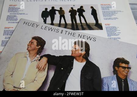 Viersen, Germania - 9 maggio. 2021: Primo piano di huey lewis e la copertina del notiziario in vinile Foto Stock
