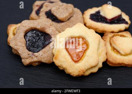 biscotti di natale giacenti su scisto nero al tempo di natale Foto Stock