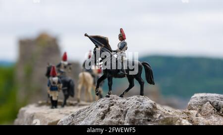 Pilota giocattolo con bandiera in mano Foto Stock