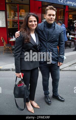 Nicolas Aznavour (figlio di Charles Aznavour) e sua moglie Kristina Sarkisyan hanno partecipato alla presentazione di una statua raffigurante Charles Aznavour a Parigi, in Francia, il 22 maggio 2021. Foto di Aurore Marechal/ABACAPRESS.COM Foto Stock