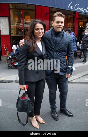 Nicolas Aznavour (figlio di Charles Aznavour) e sua moglie Kristina Sarkisyan hanno partecipato alla presentazione di una statua raffigurante Charles Aznavour a Parigi, in Francia, il 22 maggio 2021. Foto di Aurore Marechal/ABACAPRESS.COM Foto Stock