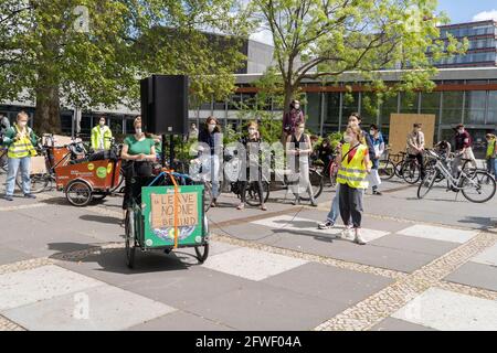 Berlino, Germania. 21 Maggio 2021. Studenti del venerdì per la futura dimostrazione in bicicletta a Berlino. (Foto di Beata Siewicz/Pacific Press/Sipa USA) Credit: Sipa USA/Alamy Live News Foto Stock